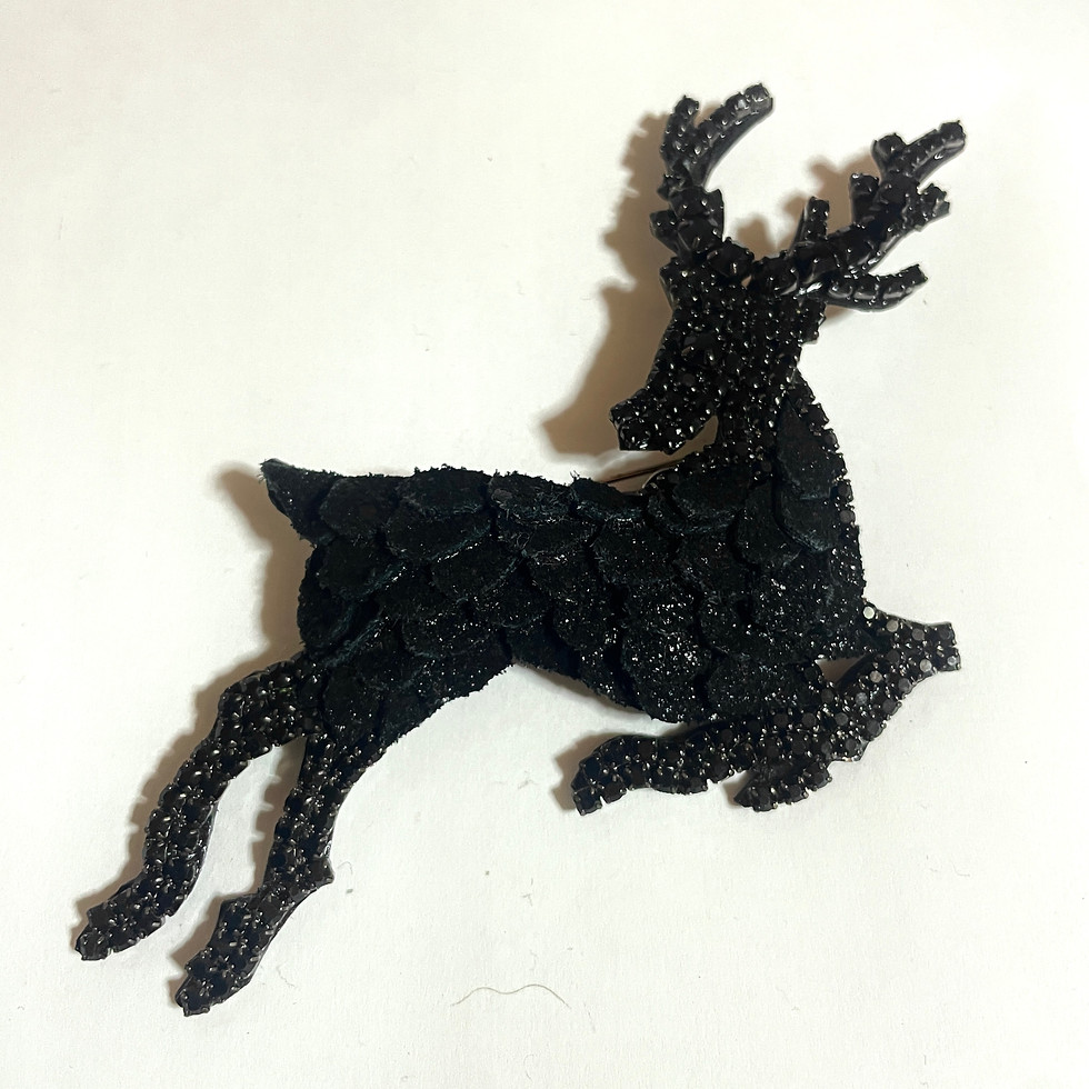 部屋に飾る黒いトナカイの現代アート作品