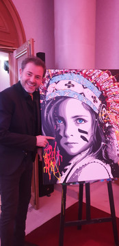 Découvrez le présentateur TF1 posant aux côtés des œuvres urbaines et pop de Vincent Bardou, symbole de créativité contemporaine.