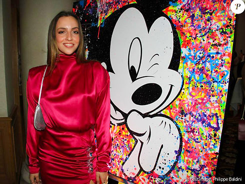 Tony Parker pose aux côtés de l’œuvre Salvador Dalí pop art de Vincent Bardou lors de son Gala Par Cœur. Découvrez les créations de l’artiste sur la galerie d’art en ligne officielle.