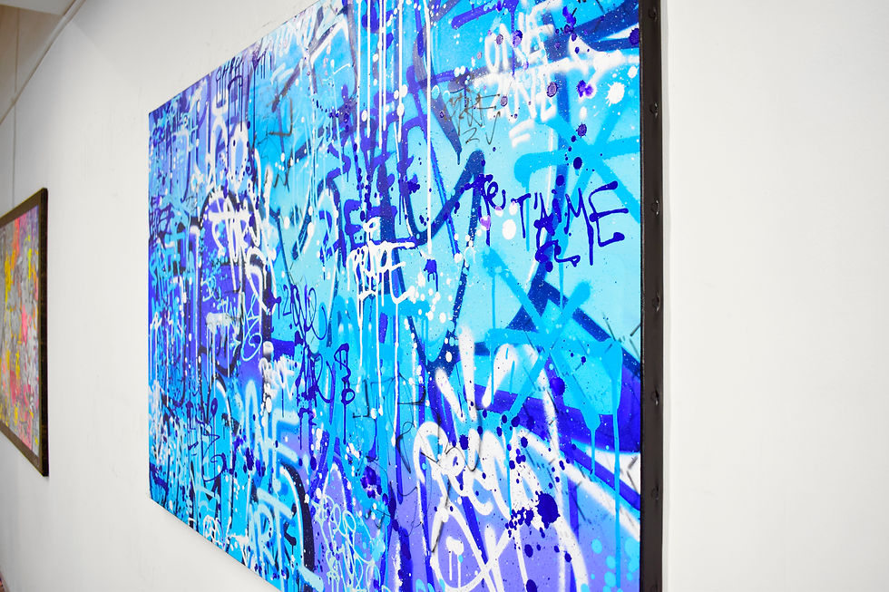 Miniature : Tableau bleu style Banksy mêlant graffiti et art urbain. Peinture murale street art moderne idéale pour déco intérieure