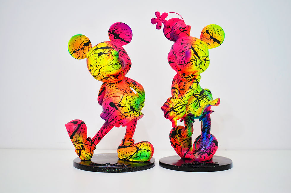 Miniaturbild: Sculpture moderne Mickey Colors en résine colorée. Style pop art graphique, déco intérieure contemporaine et originale.