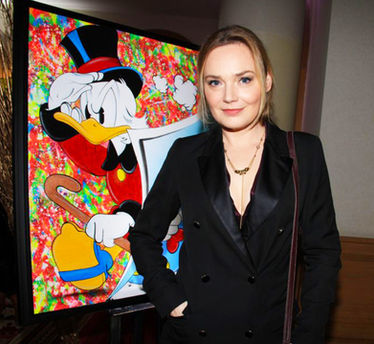Die französische Schauspielerin Julie Judd posiert neben dem Donald Duck Pop-Art-Gemälde des Künstlers Vincent Bardou.