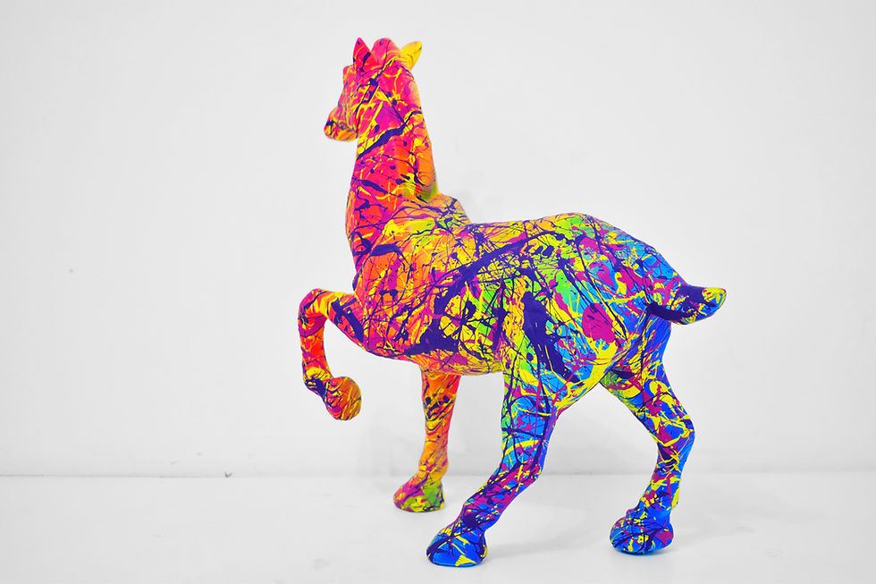 Miniaturbild: Statue cheval coloré en résine multicolore. Sculpture pop art abstraite moderne par Bardou, idéale déco intérieur design