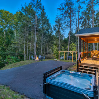 Cabin with hot tub at night in Gatlinburg TN – luxury vacation rental photography by LensShiners