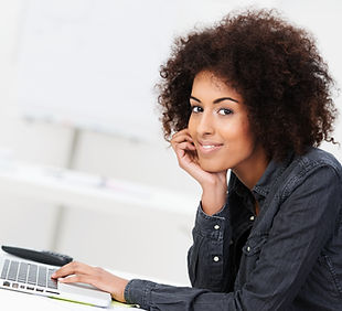 Femme avec ordinateur portable