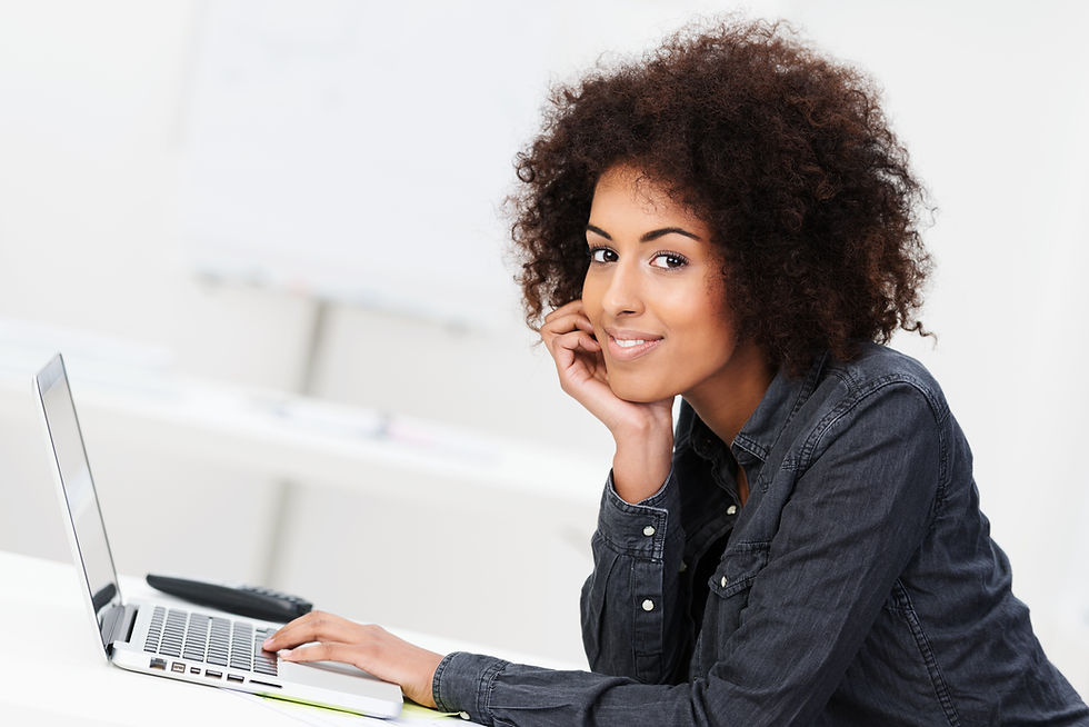 Femme souriante au travail