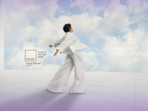 uma pessoa vestindo a cor cloud dancer, cor tendência para 2026