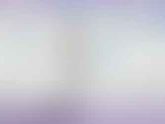 uma pessoa vestindo a cor cloud dancer, cor tendência para 2026