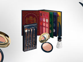 Composição de produtos de maquiagem da coleção Harry Potter da Quem Disse Berenice?, sobre um fundo cinza claro. Ao centro, uma paleta de sombras aberta em formato de livro, com páginas coloridas representando as casas de Hogwarts (Gryffindor, Slytherin, Ravenclaw e Hufflepuff). À esquerda, um kit de quatro pincéis de maquiagem com cabos que imitam varinhas mágicas em uma caixa transparente. À frente, um iluminador compacto aberto com tampa dourada e um delineador em frasco branco com tampa em formato de pena preta. No canto inferior direito, o logotipo 'Dia a Dica'.
