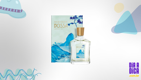 A imagem apresenta o perfume Bossa da linha Vintage da Granado, composto por um frasco de vidro transparente com tampa metálica dourada posicionado ao lado de sua embalagem. Tanto o frasco quanto a caixa exibem uma ilustração artística em tons de azul e verde-água que retrata paisagens litorâneas do Rio de Janeiro. O conjunto está centralizado em um fundo claro com elementos gráficos estilizados, como ondas e um chapéu, acompanhado pelo logotipo do site "Dia a Dica".