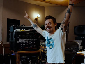 Harry Styles durante a produção de seu novo álbum: "KISS ALL THE TIME. DISCO, OCCASIONALLY." 