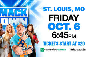 Escenario de WWE SmackDown en St. Louis con miles de fanáticos y luchadores en acción durante un espectáculo previo a WrestleMania.