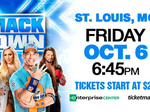 Escenario de WWE SmackDown en St. Louis con miles de fanáticos y luchadores en acción durante un espectáculo previo a WrestleMania.