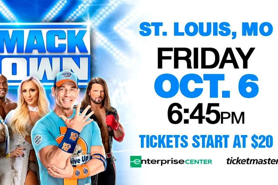 Escenario de WWE SmackDown en St. Louis con miles de fanáticos y luchadores en acción durante un espectáculo previo a WrestleMania.