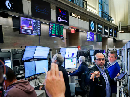 Pantallas de mercado en Wall Street muestran al S&P 500 alcanzando máximos históricos, impulsado por el repunte del sector tecnológico y de software.