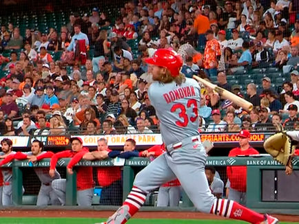 Jugadores de St. Louis Cardinals celebran una jugada ofensiva durante un partido de la temporada 2026, reflejando esfuerzo y competitividad en un inicio irregular.