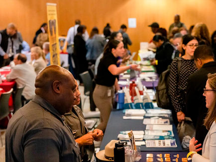 Trabajador revisa ofertas de empleo frente a una oficina cerrada, en referencia al aumento de solicitudes de subsidio por desempleo en Estados Unidos.