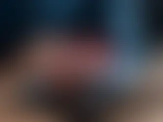 Candado digital y código binario sobre un fondo azul oscuro, que representan una amenaza de seguridad informática.