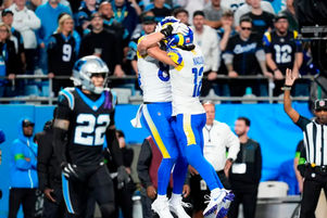 Jugadores de los St. Louis Blues disputan el puck ante los Los Angeles Kings durante un intenso partido que se definió en tiempo extra.