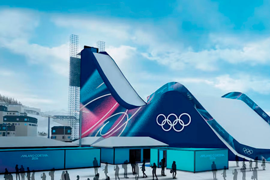 Instalación deportiva de diseño moderno en los Juegos Olímpicos de Invierno de Milán-Cortina 2026, con estructura de nieve y el símbolo olímpico destacado.