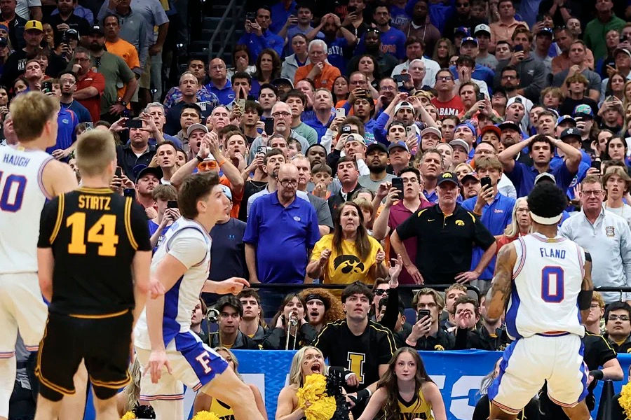 March Madness 2026: Otega Oweh de Kentucky celebra su épico buzzer-beater desde media cancha para forzar overtime ante Santa Clara en el Enterprise Center de St. Louis, uno de los momentos más dramáticos del torneo.