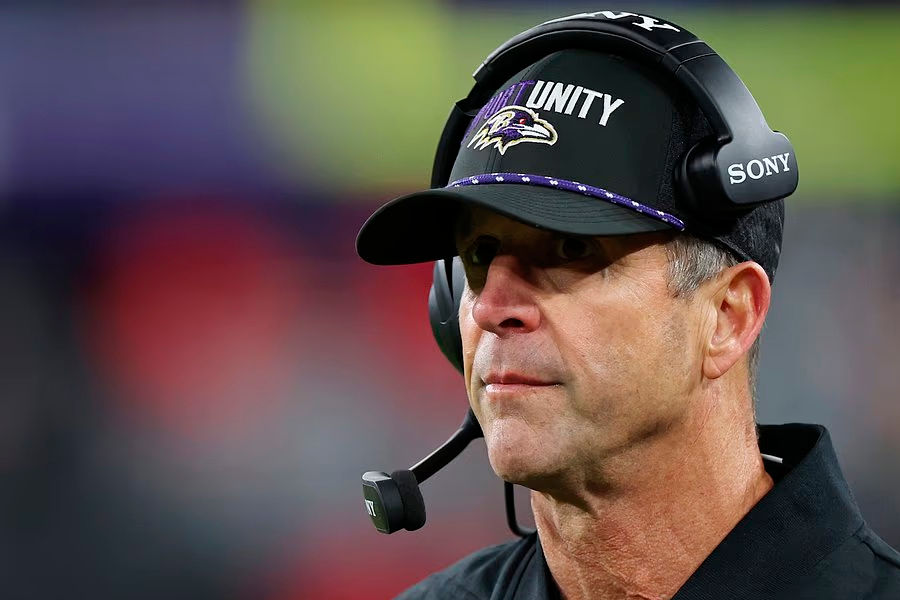 John Harbaugh en la banda durante un partido de la NFL, en medio de rumores sobre su posible llegada a los New York Giants.
