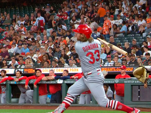 Jugadores de los St. Louis Cardinals en acción durante un partido contra los Detroit Tigers, reflejando frustración tras una derrota sin anotaciones.