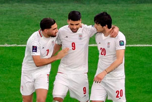 Federico Valverde celebra uno de sus goles durante el hat-trick en la victoria 3-0 del Real Madrid sobre Manchester City en octavos de final de la Champions League, en el Santiago Bernabéu el 11 de marzo de 2026, con fondo de aficionados y el escudo del club.