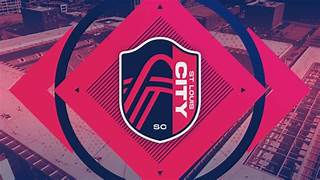 Imagen gráfica de St. Louis City SC con su escudo oficial en el centro, sobre un fondo urbano de la ciudad de St. Louis y elementos visuales en tonos rojo y azul. La imagen acompaña la información sobre la victoria del equipo por 3-1 ante Vancouver Whitecaps y su racha de 13 partidos invicto.