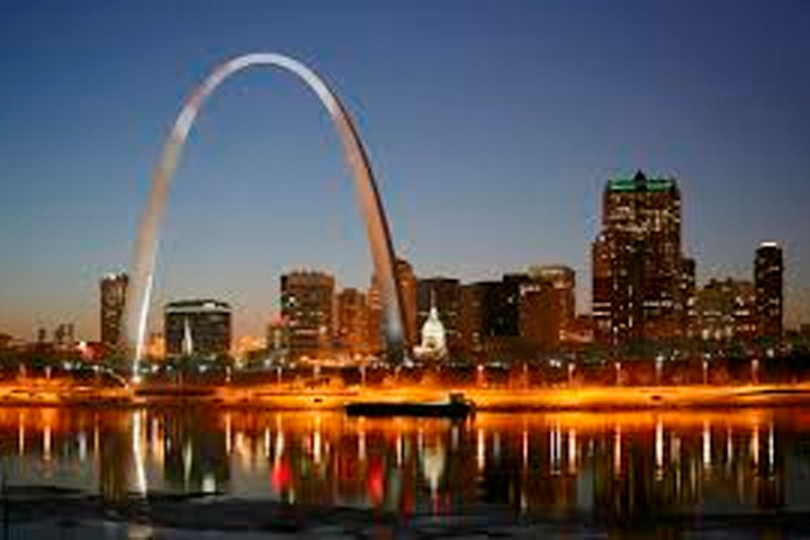Vista del skyline de St. Louis con el Gateway Arch al fondo, acompañada de elementos gráficos que representan tecnología, innovación y crecimiento económico en 2026.