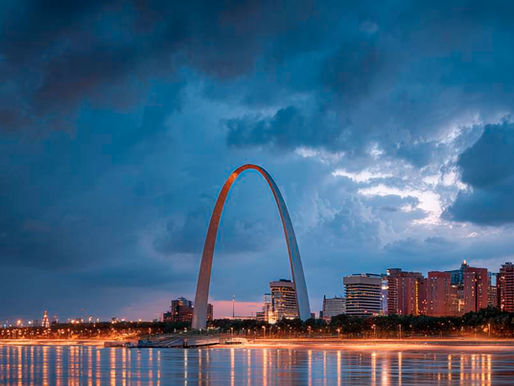 Vista del centro urbano de St. Louis con edificios comerciales y calles transitadas, reflejando la actividad económica de la región.