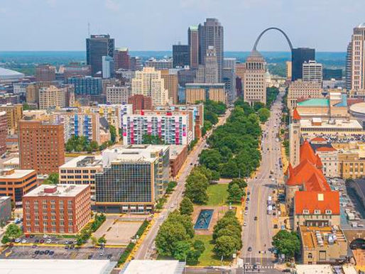 Vista del centro de St. Louis con el Gateway Arch al fondo, destacando el crecimiento urbano y económico impulsado por el sector geoespacial.