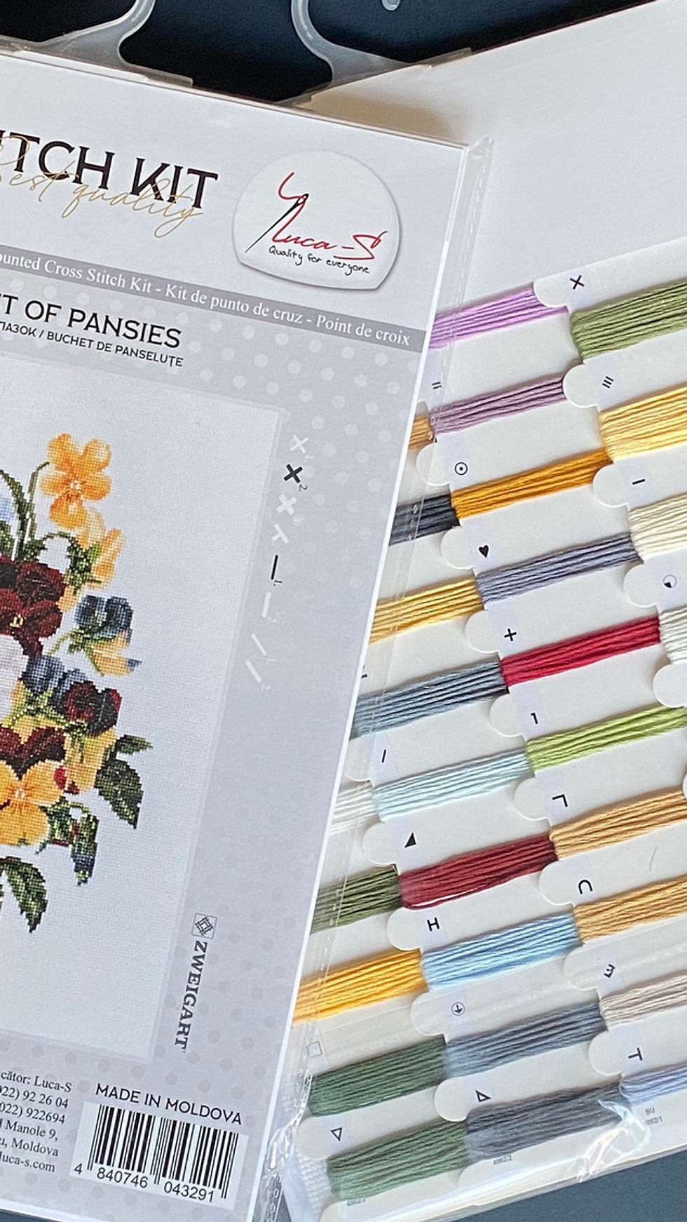 Thumbnail: Luca-S / BU4002 Bouquet of Pansies, 20.5x27.5 cm / Cross Stitch Kit