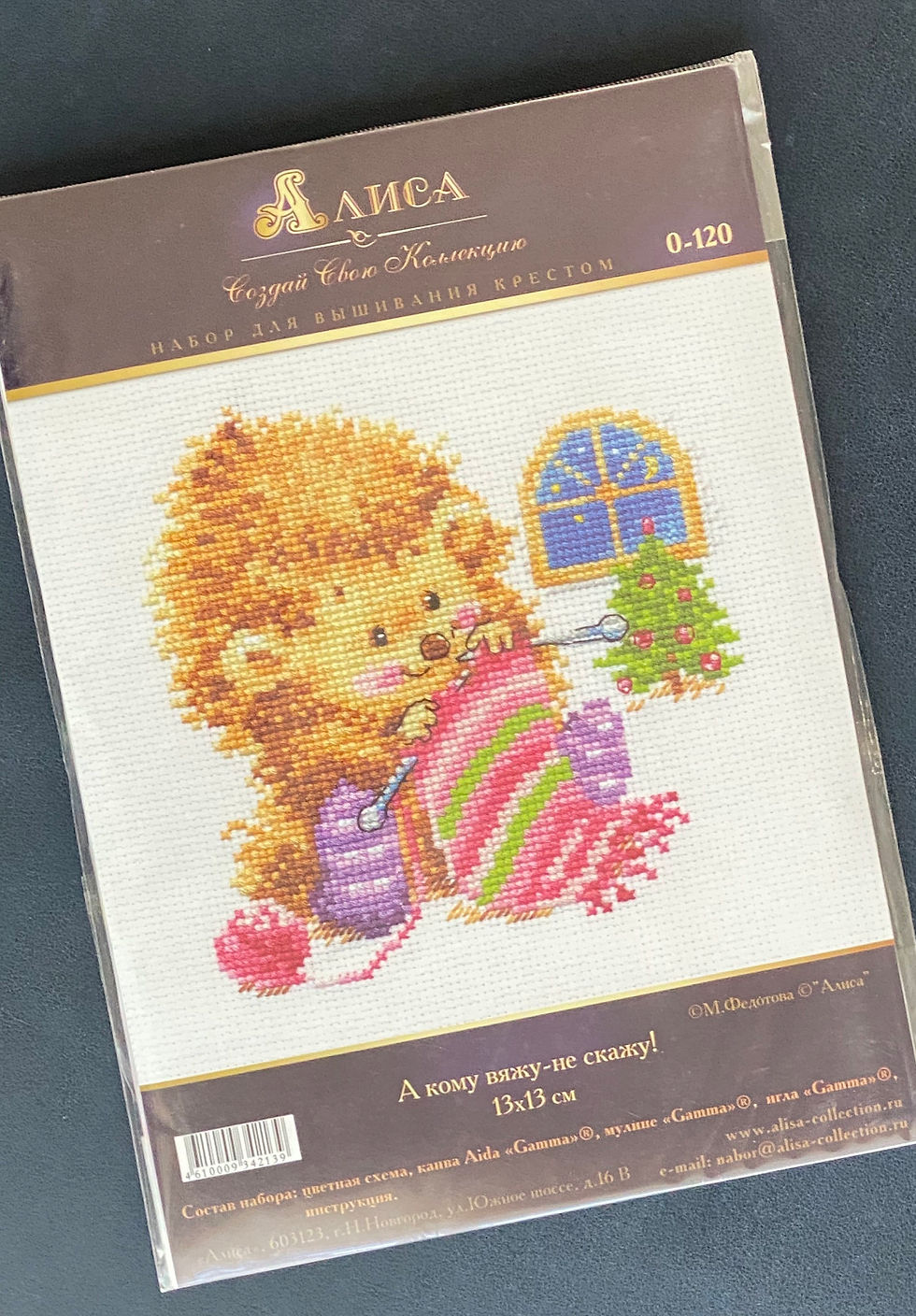 Miniature : Alisa / I won't tell for whom I knit!, 13x13 cm, 0-120 / Cross Stitch Kit