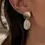 Thumbnail: Boucles d'oreilles or et blanc feuilles mariage