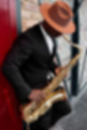 hombre-tiro-medio-tocando-saxofon_edited.jpg