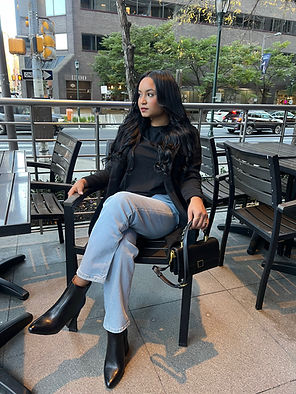 persona en lugar publico sosteniendo una bolsa negra