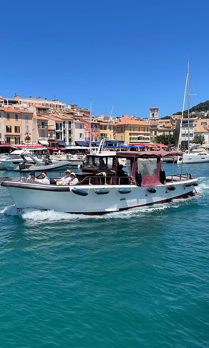 Bateau de visite des Calanques sortant du Port de Cassis