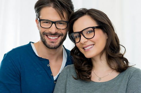 CASAL USANDO OCULOS.jpg