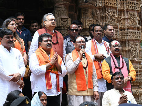 भोरमदेव में श्रद्धालु और कांवड़ियों पर पुष्पवर्षा का ऐतिहासिक क्षण ।