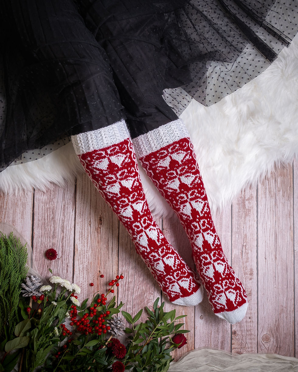 Tiuku-villasukat on pitkä kirjoneulesukkamalli.