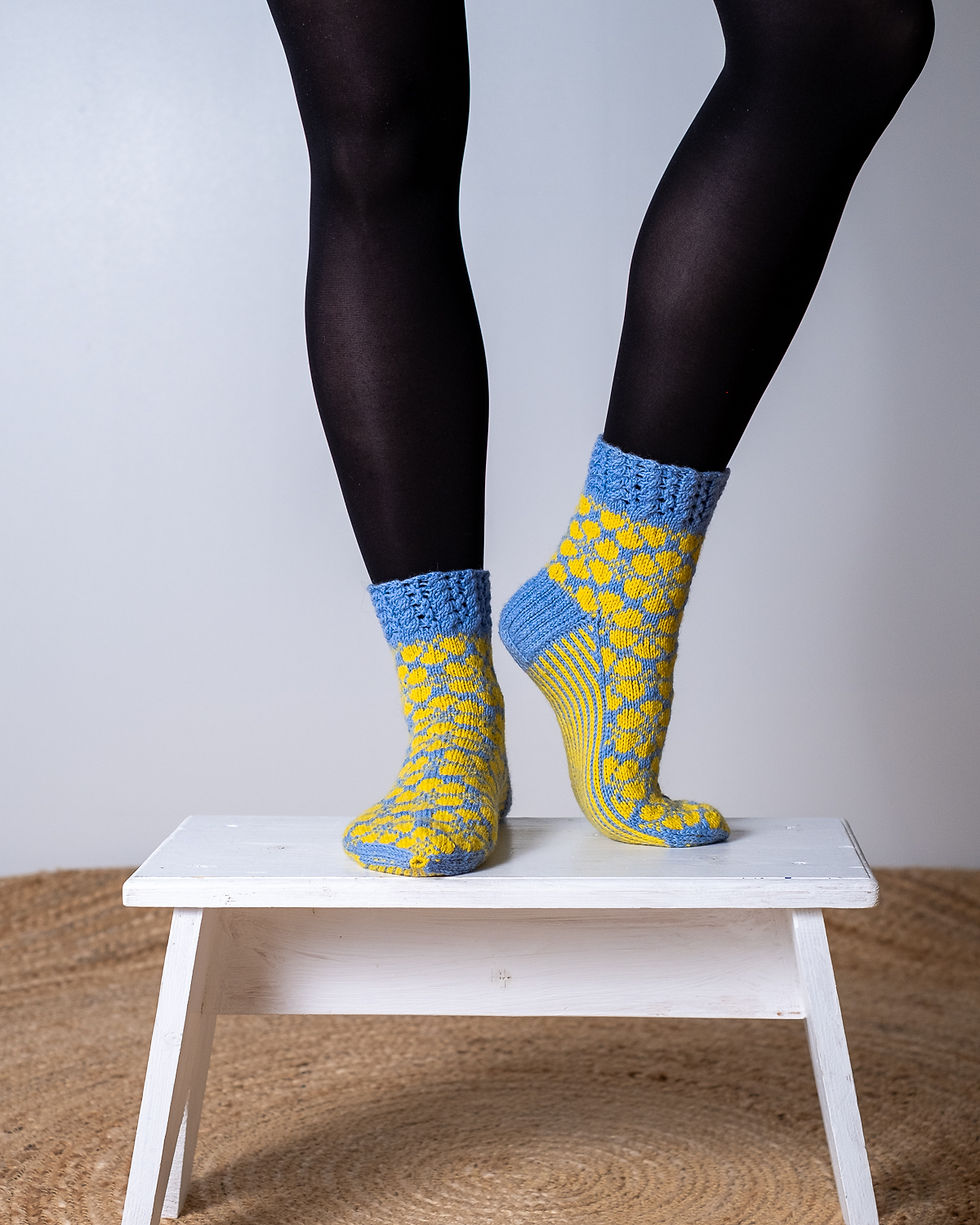 Leinikit-villasukissa kirjoneule jatkuu teräosassa kärkeen saakka. Siksi on tärkeää laskea neuletiheys, jotta saat varmasti sopivat sukat.