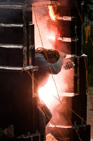 Aikojen Tanssi -esityksen ulottuvuusportti ja pyrotekniikkaa