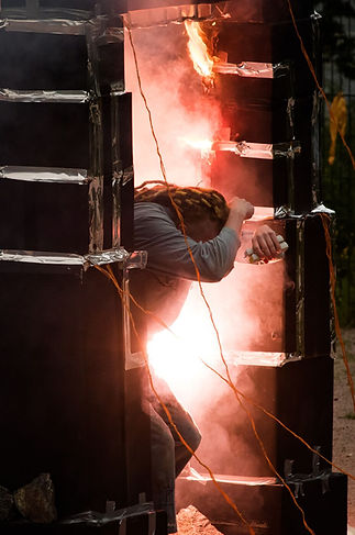 Aikojen Tanssi -esityksen ulottuvuusportti ja pyrotekniikkaa