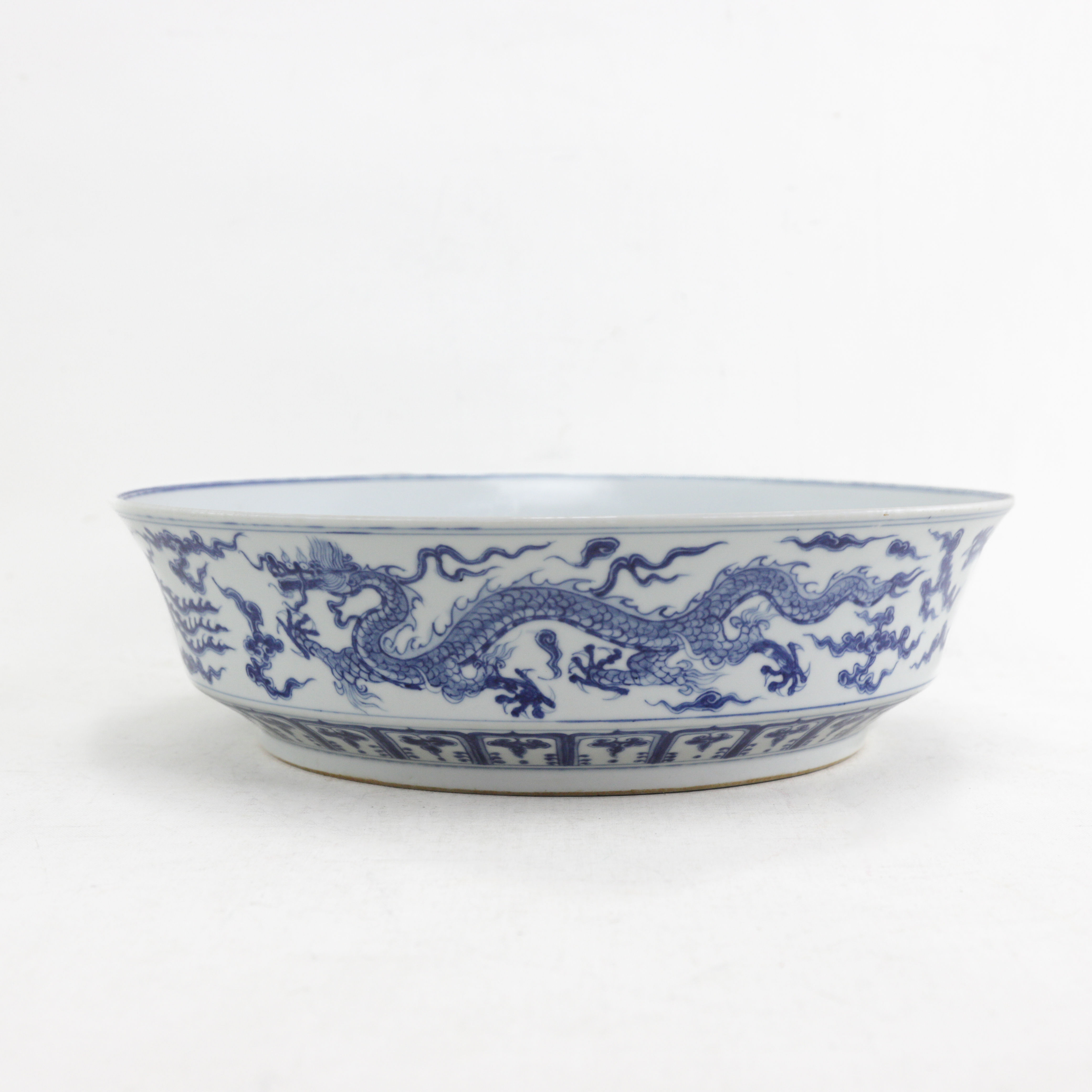 Early Qing Dynasty blue and white dragon pattern plate