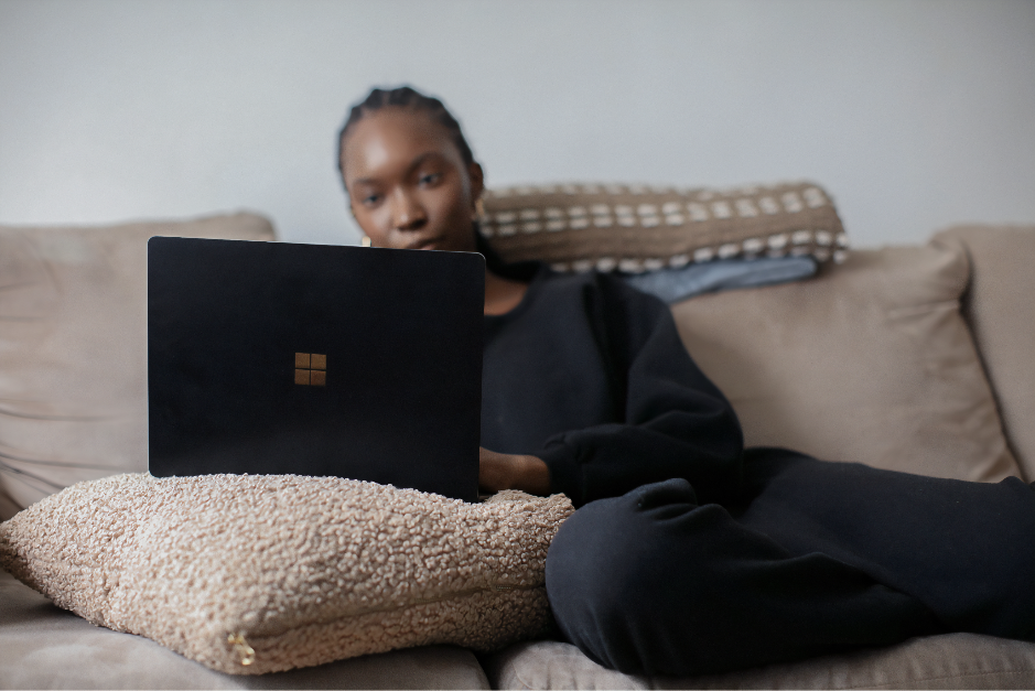 Pessoa em casa conversando com a psicóloga por videochamada no notebook, em uma sessão de terapia online