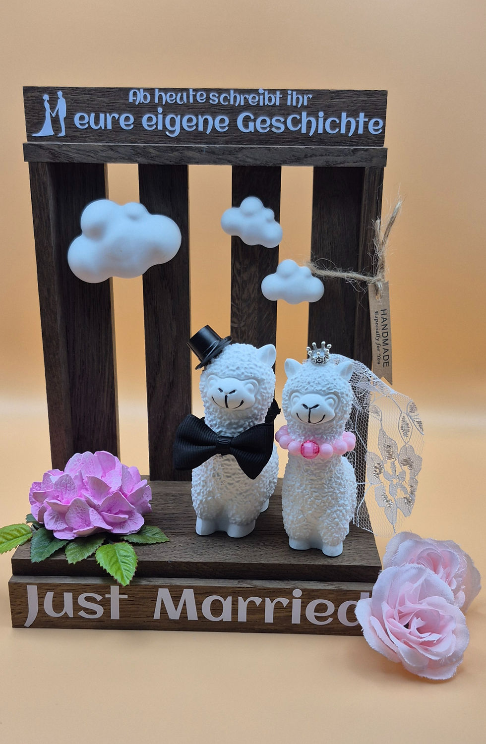 Alpaka Hochzeit auf Holzdisplay mit Spruch