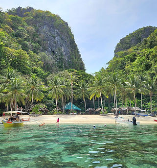 Beach approach on El Nido Island Hopping tour