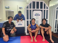 酸素カプセルを利用するプロラグビーリーグの選手