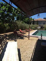 Le Mas de Camejean situé à Lambesc, Provence propose 3 chambres d'hôtes et une roulotte avec jacuzzi privatif. Les amoureux de la nature pourront partir à pied ou en vélo de la maison d'hôtes pour découvrir Lambesc, la Provence et le Luberon.